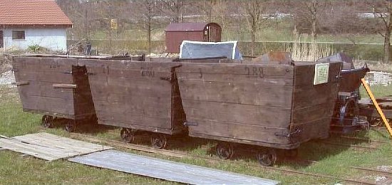 100 J�hrige Chicoree Seitenkipper mit Holzaufbau