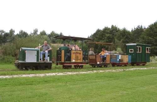 Personenzug mit 2 �berdachten Wagen, einem offenen behindertengerechten Wagen und einem geschlossenen Wagen